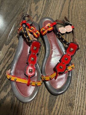 Alto gradimento Red and Yellow Studded T-Strap Sandals